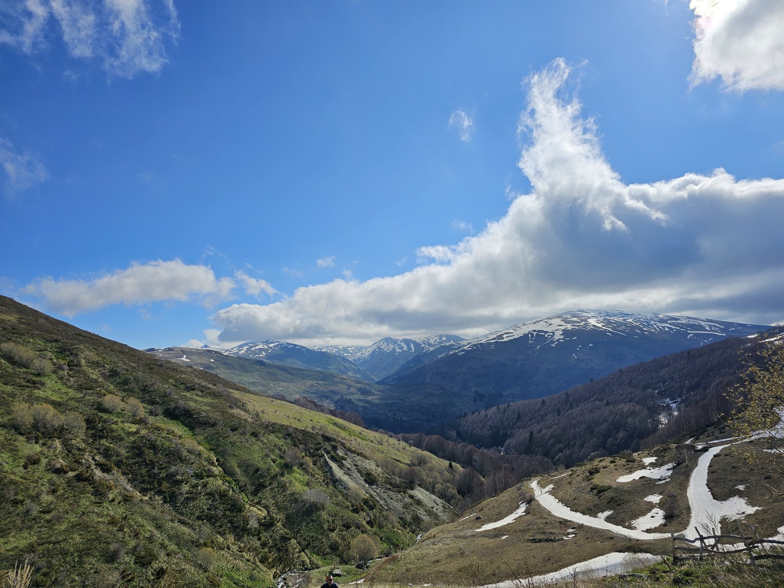 Widok w dół doliny — 05.05.2023