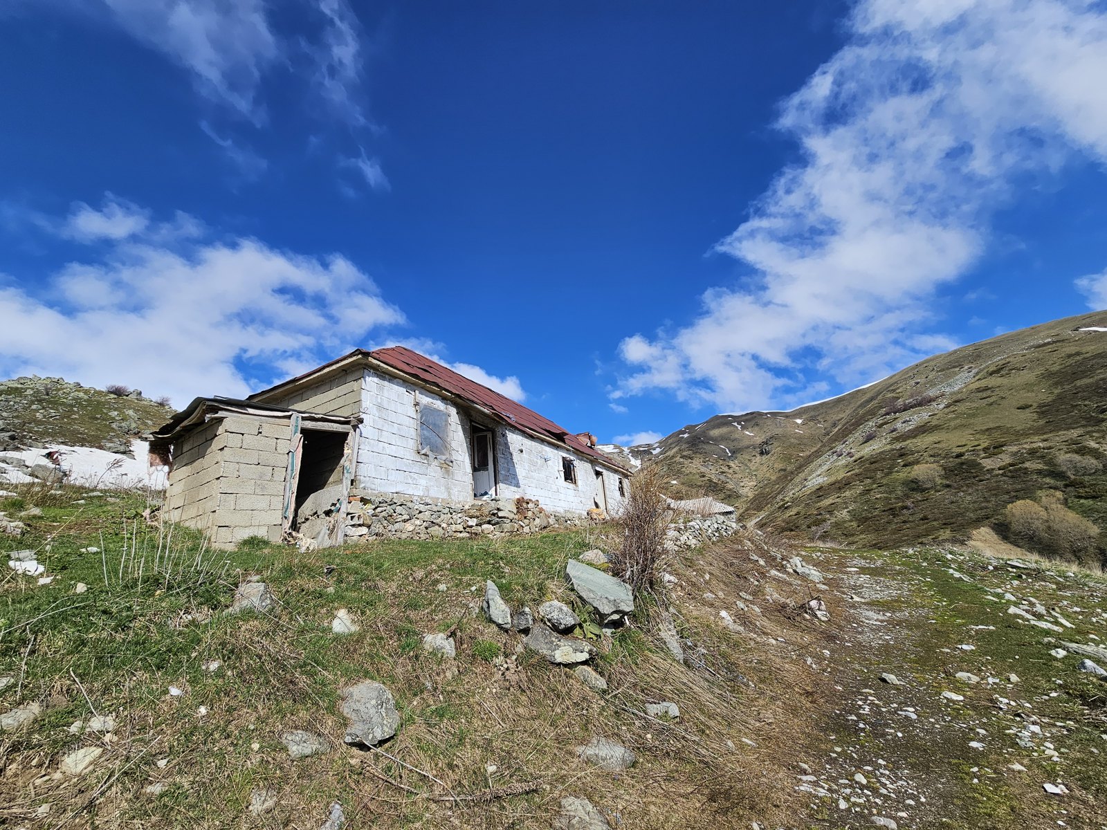 Kamienny budynek przy trasie — 05.05.2023