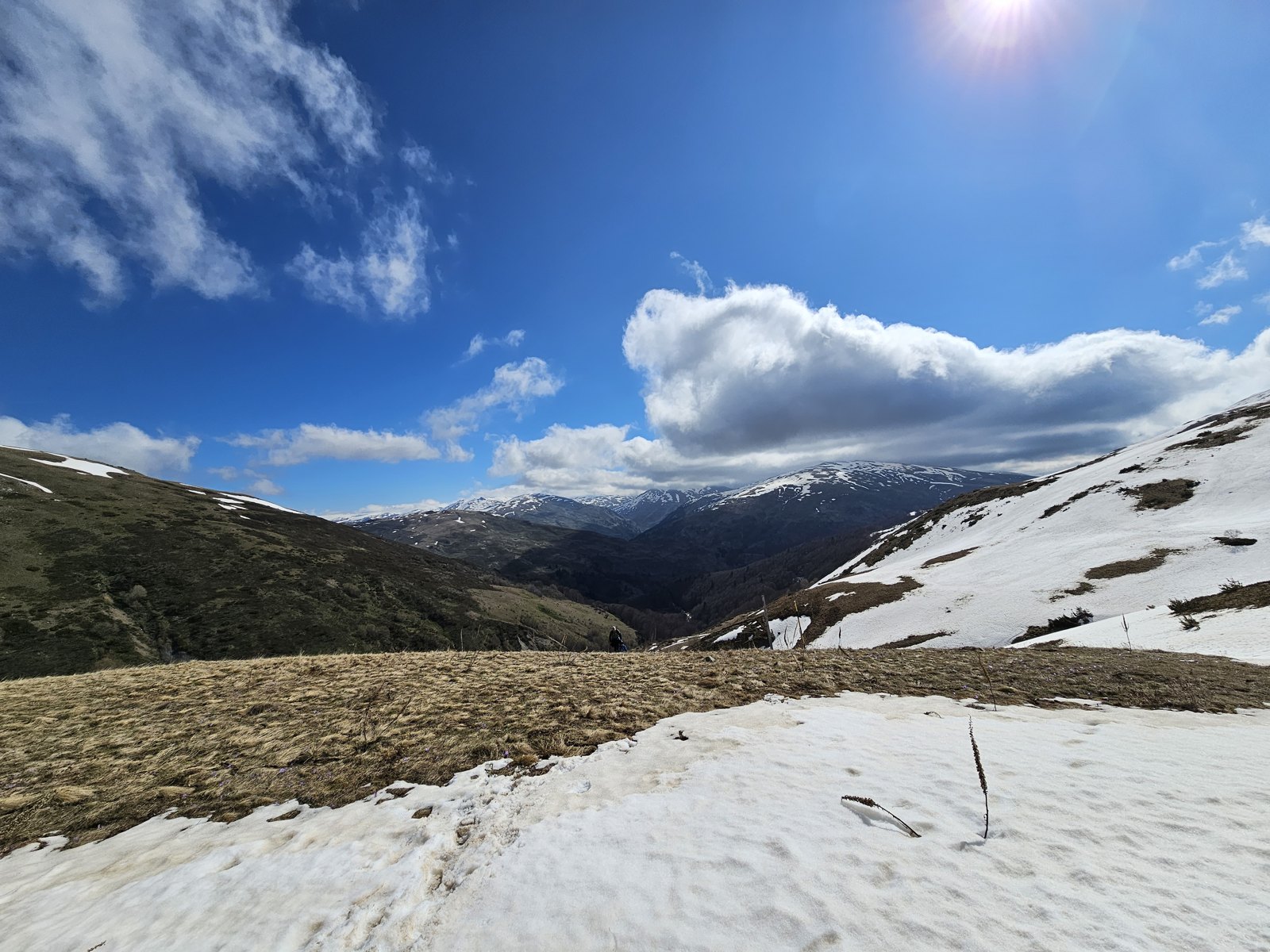 Panorama doliny i zaśnieżonych zboczy — 05.05.2023