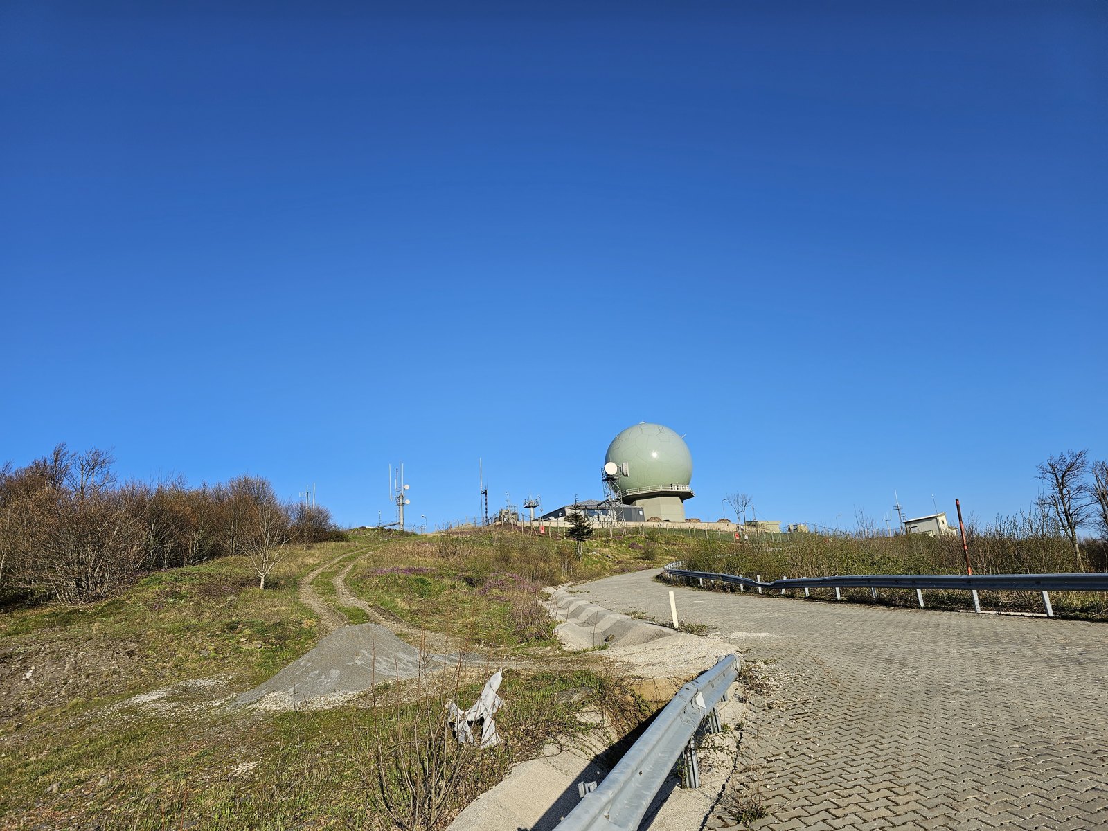 Zabudowania i instalacje na wzgórzu — 29.04.2023