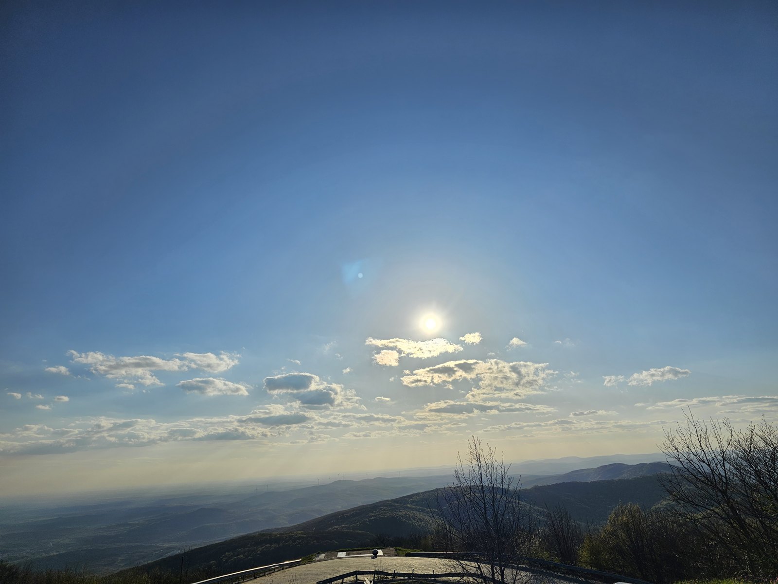 Wieczorne słońce nad otaczającymi górami — 29.04.2023