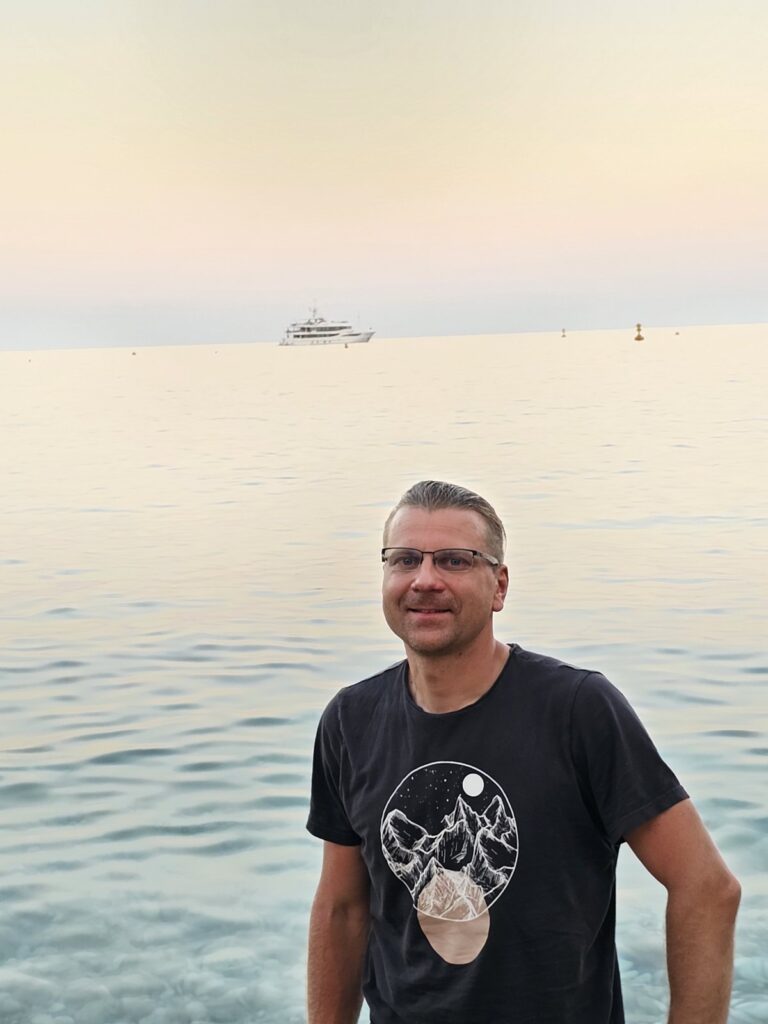 Monako — wybrzeże i wieczorne miasto po alpejskiej wyprawie