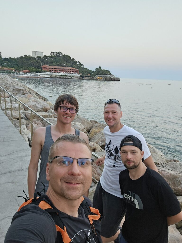 Monako — wybrzeże i wieczorne miasto po alpejskiej wyprawie