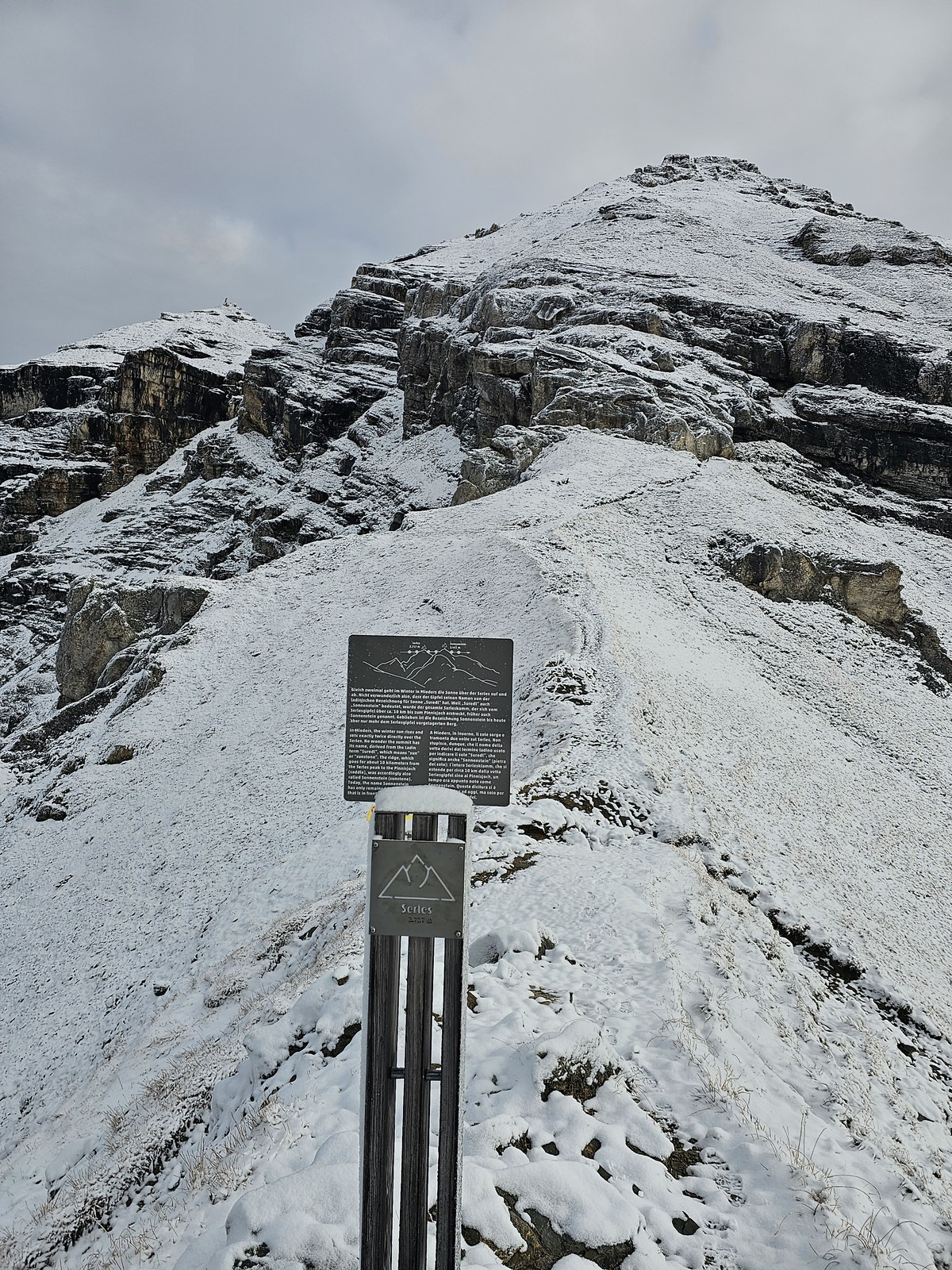 Kasownik Seven Summits Stubai przy trasie — Serles, 22 października 2023