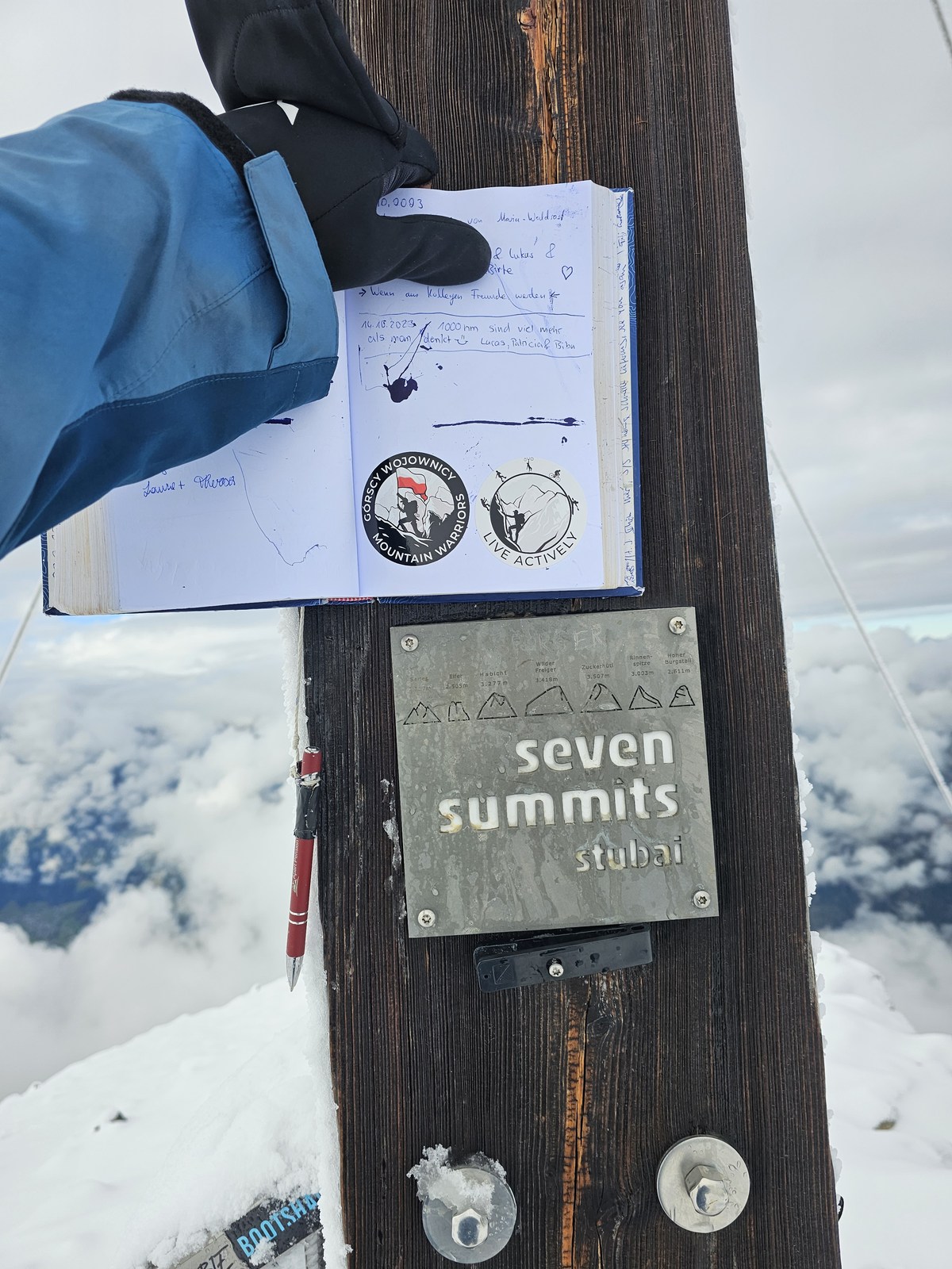 Książka i oznaczenie Seven Summits przy krzyżu — Serles, 22 października 2023