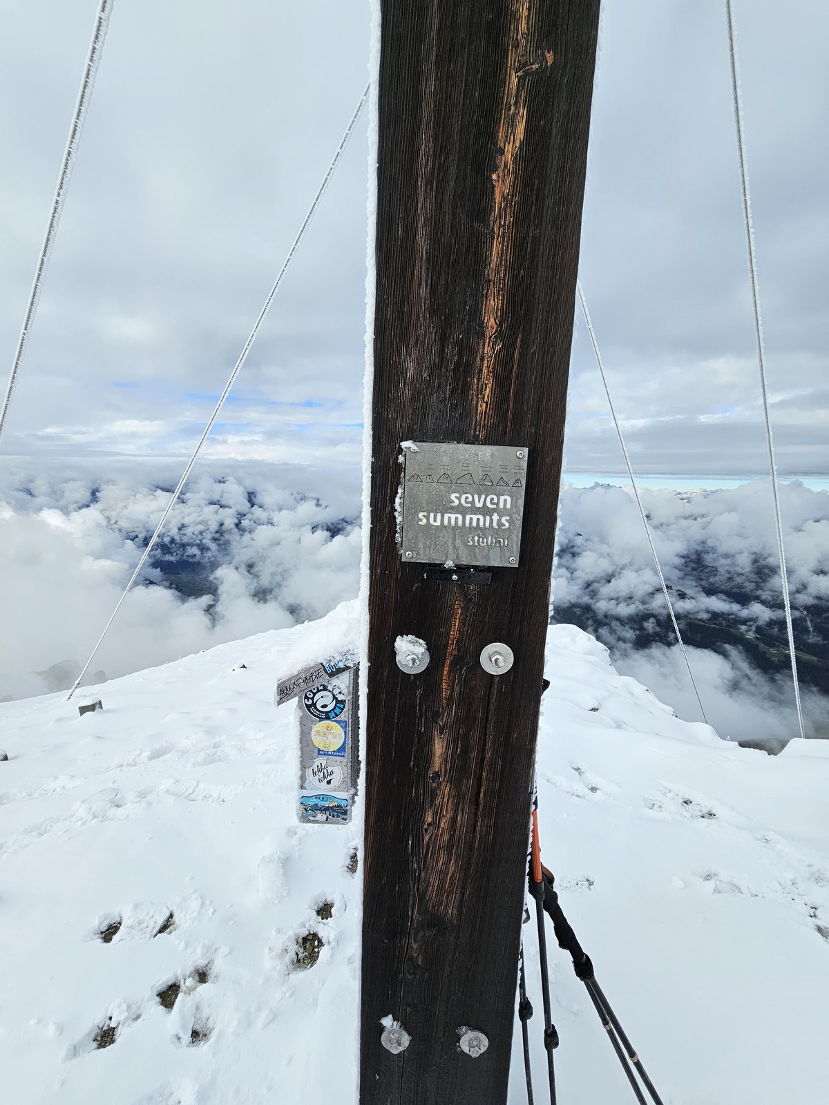 Oznaczenie Seven Summits przy krzyżu — Serles, 22 października 2023