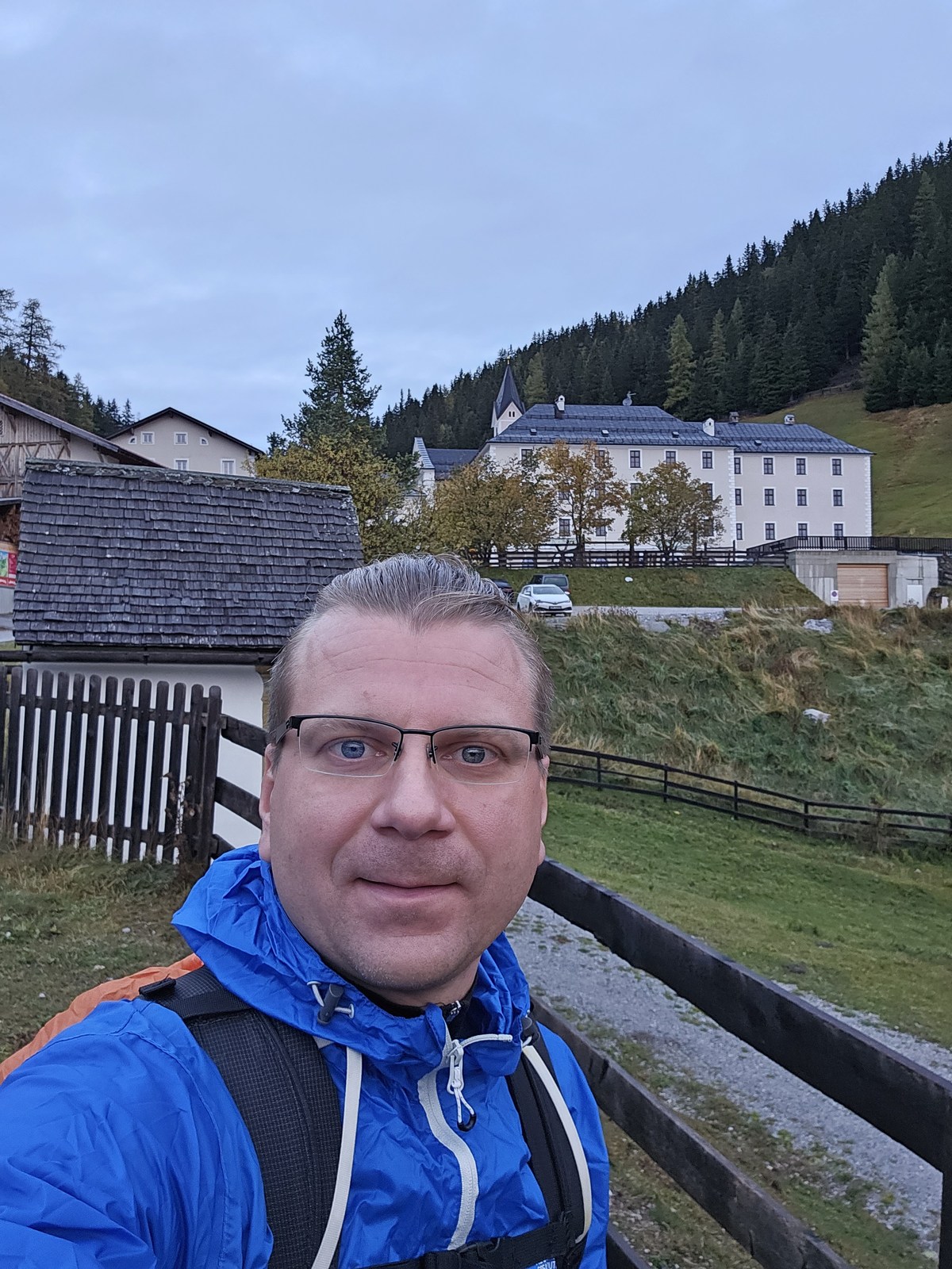 Leszek przy zabudowaniach na zakończenie drogi — Serles, 22 października 2023
