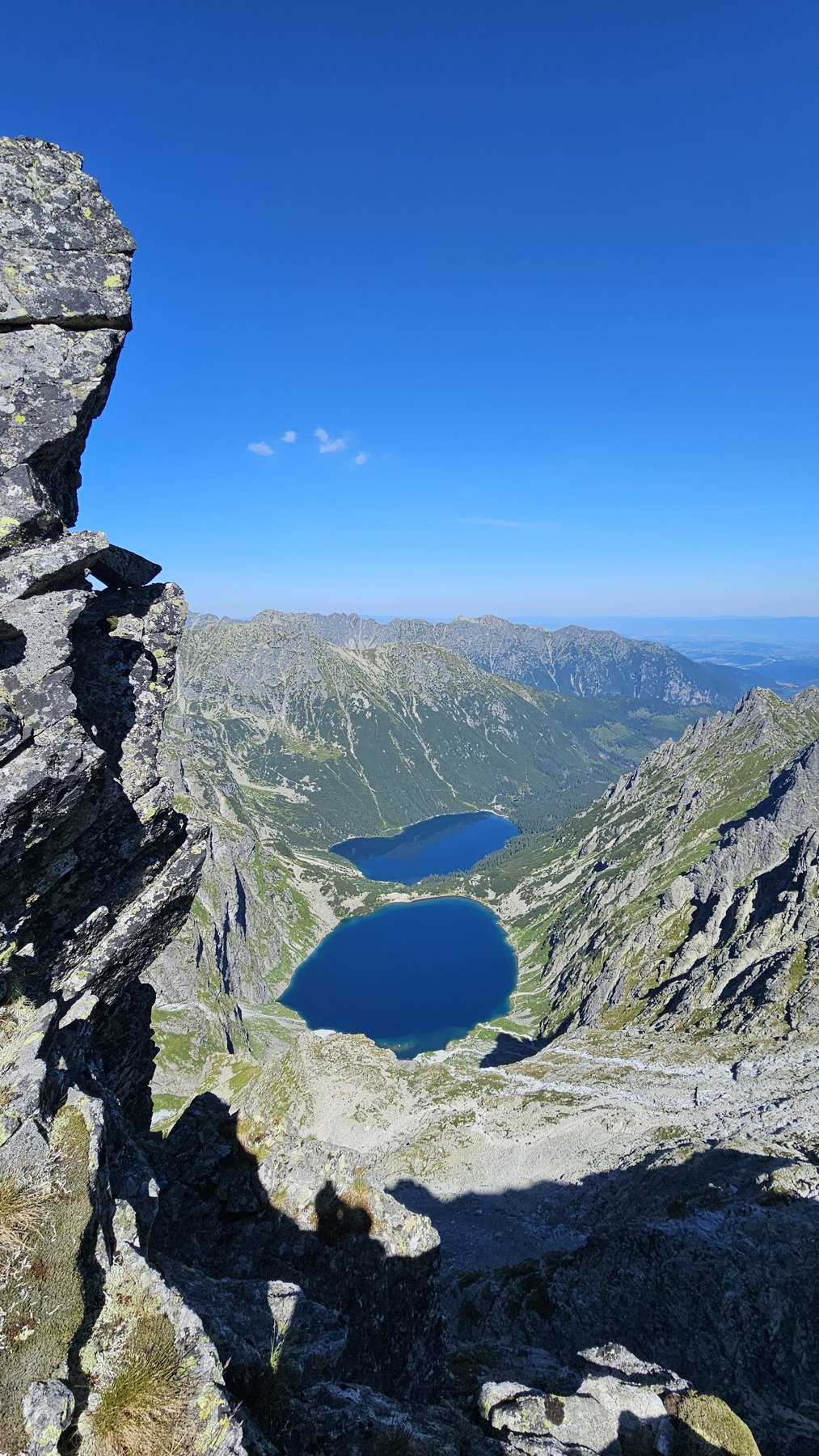Morskie Oko i Czarny Staw widziane spomiędzy skał