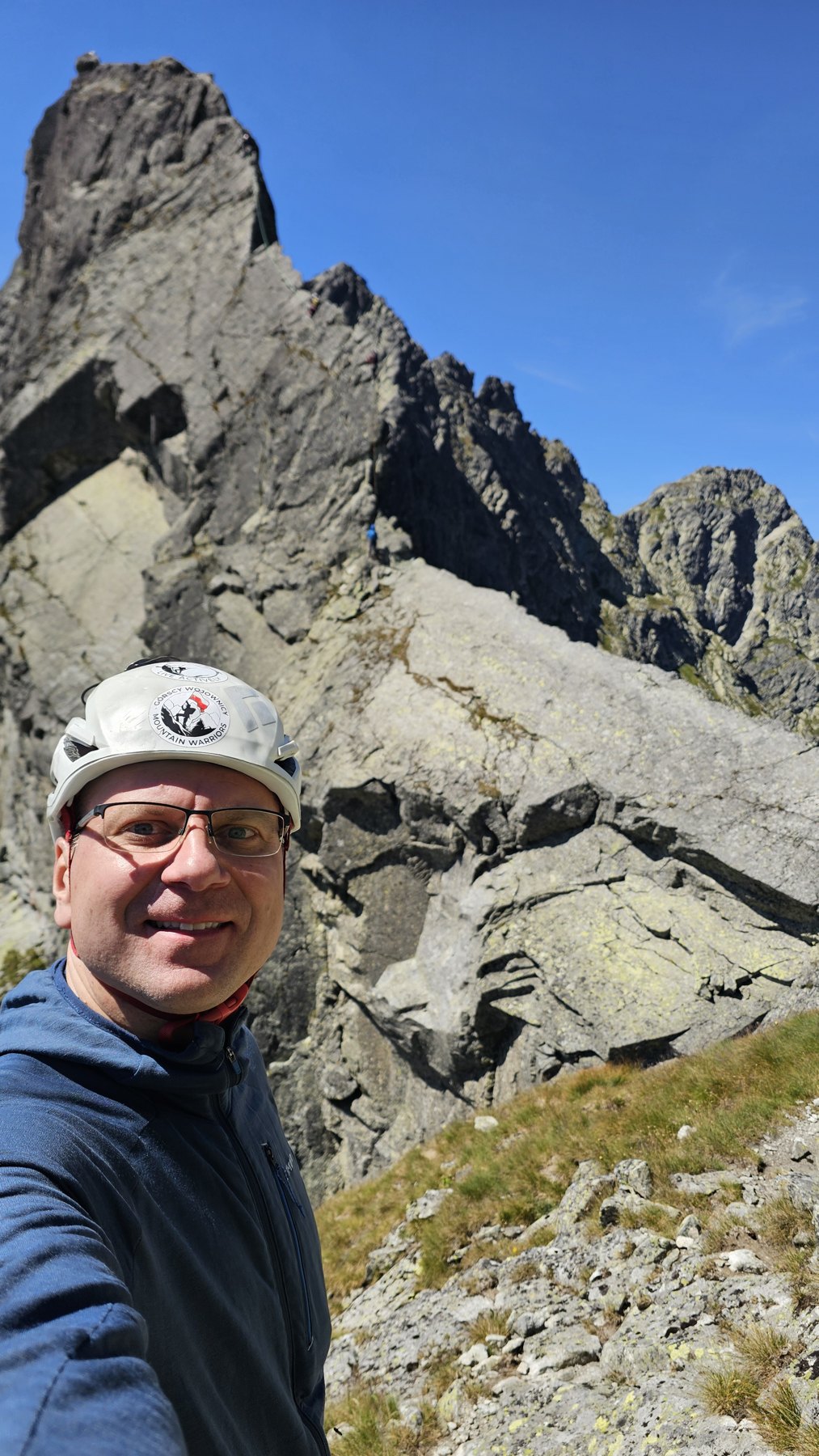 Leszek w kasku pod skalnymi turniami