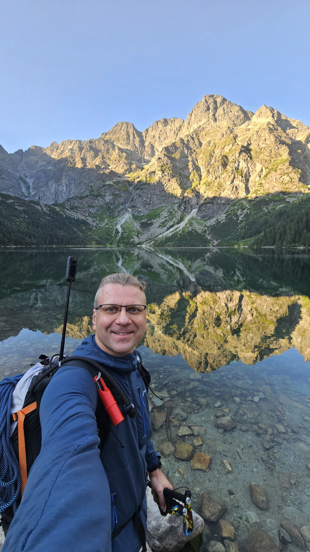 Leszek nad stawem podczas podejścia na Rysy