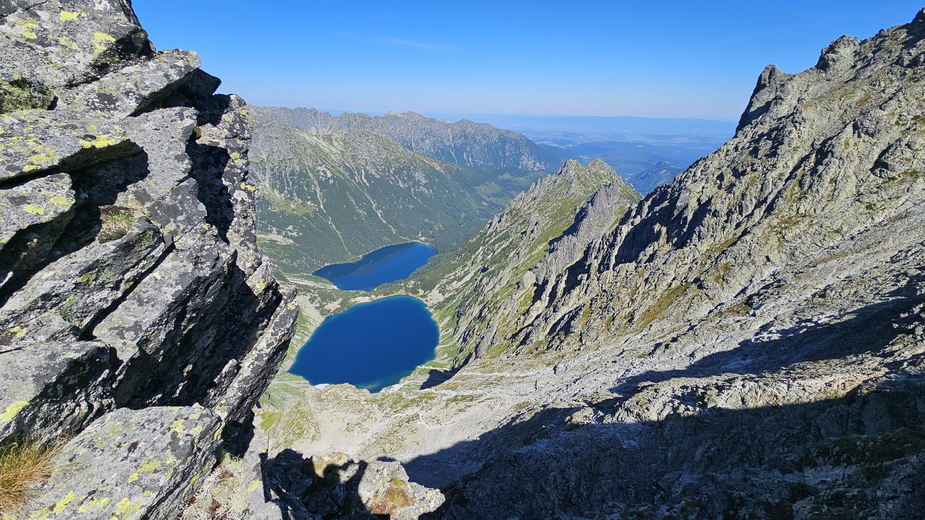 Panorama stawów głęboko pod granią