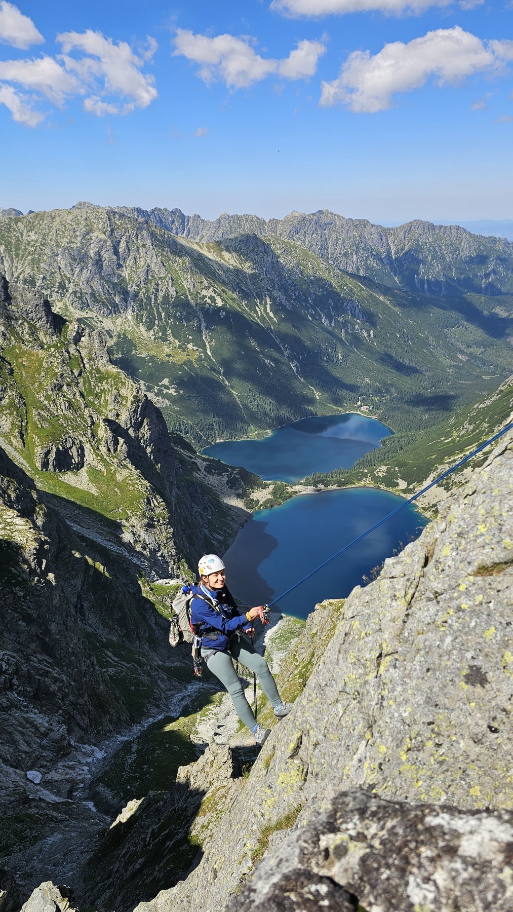 Monika na skalnym przejściu wysoko nad stawami