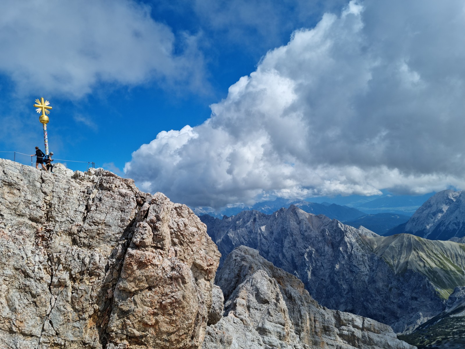 Złoty krzyż na Zugspitze i panorama gór — 4 września 2022