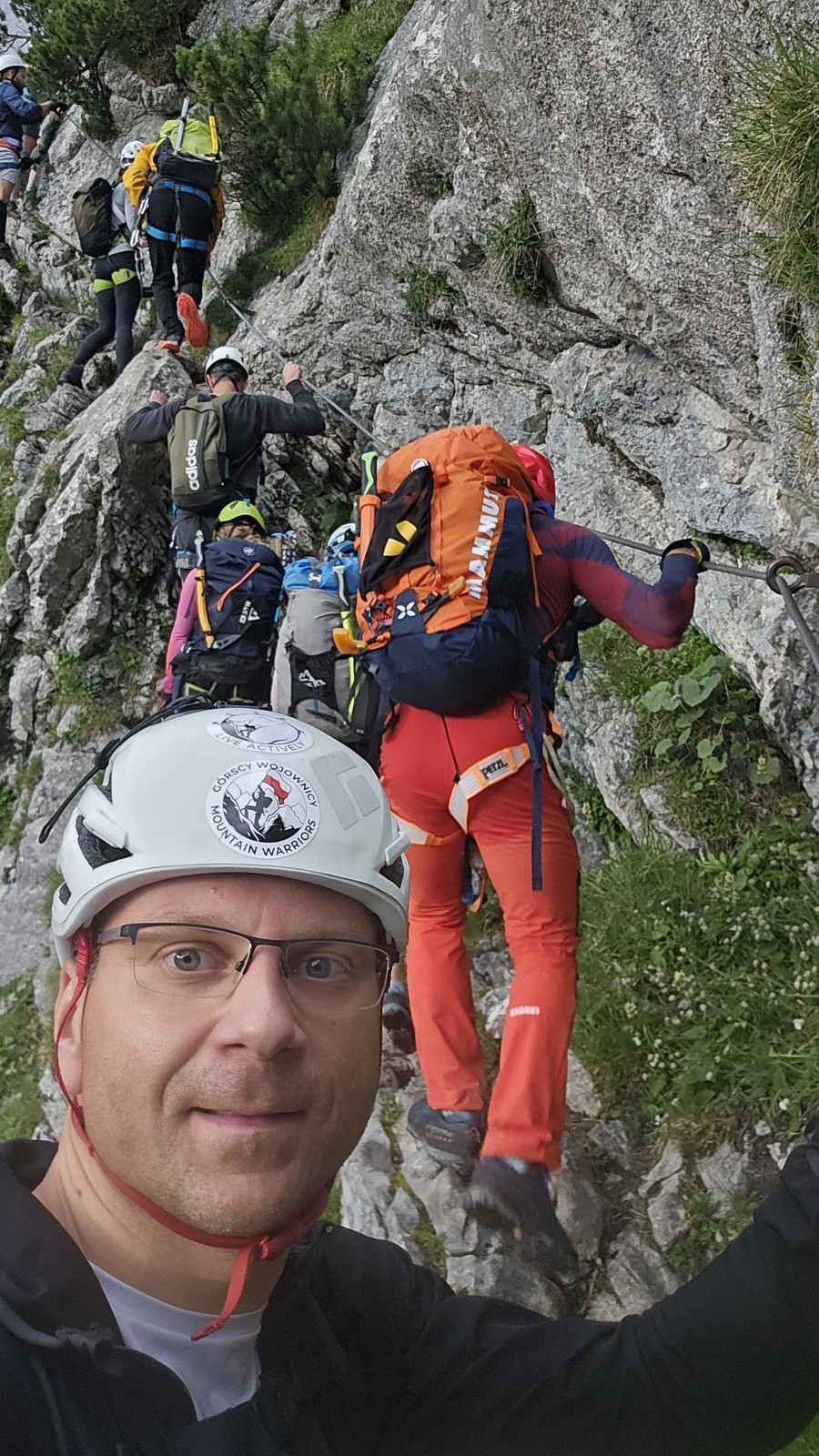 Leszek w kasku podczas skalnego podejścia