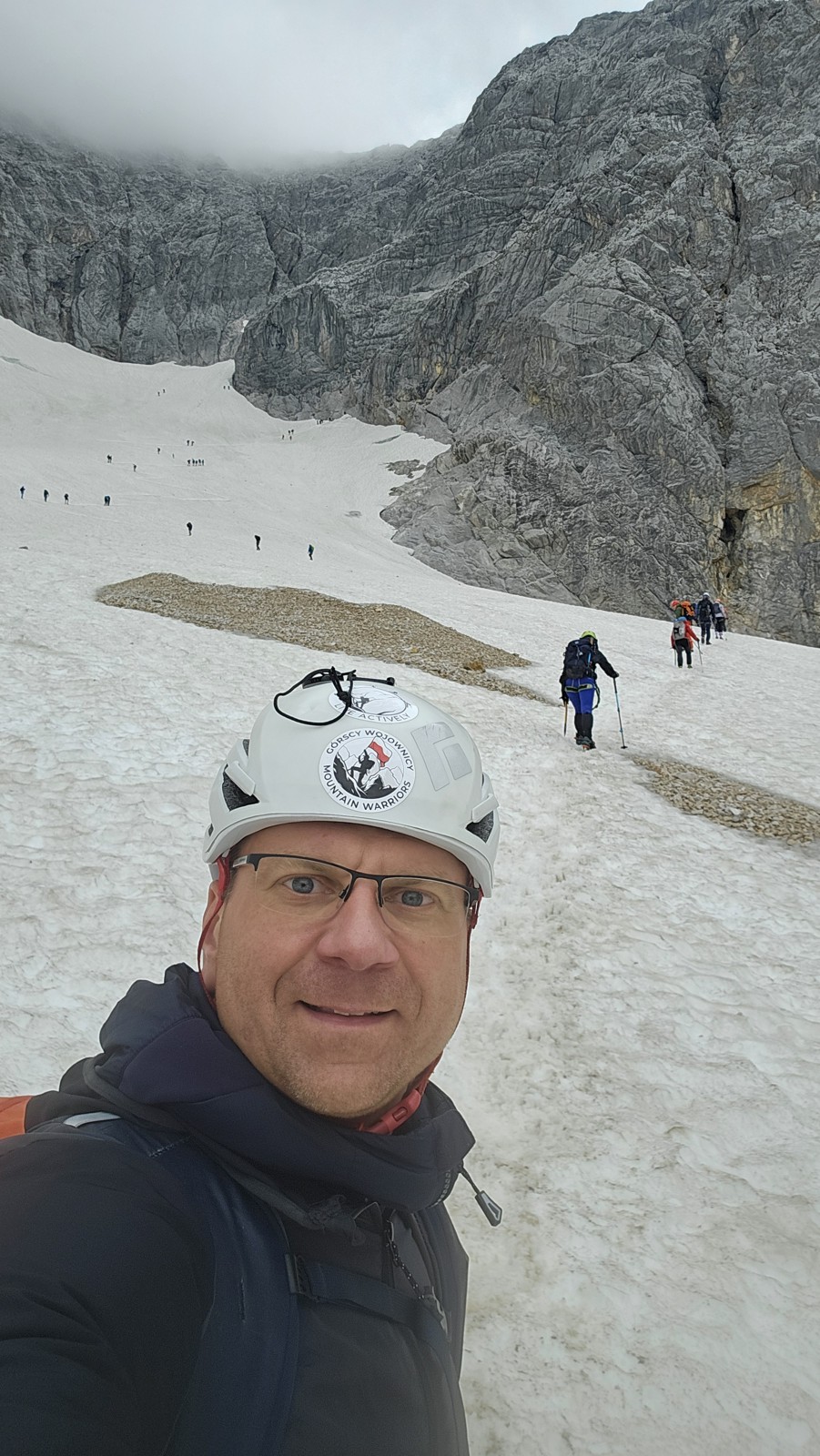 Leszek na śnieżnym odcinku między ścianami