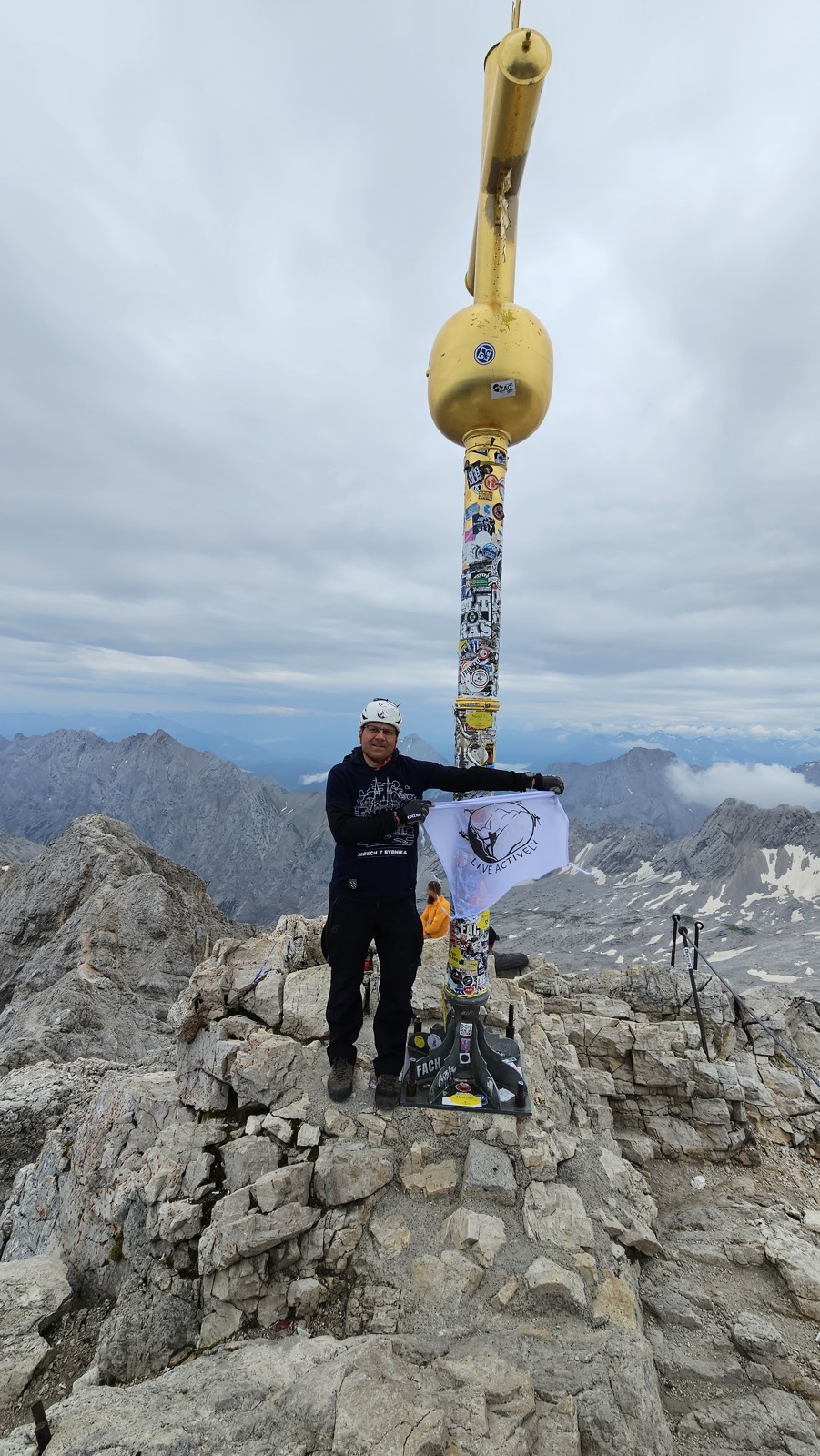 Leszek z flagą przy złotym krzyżu Zugspitze