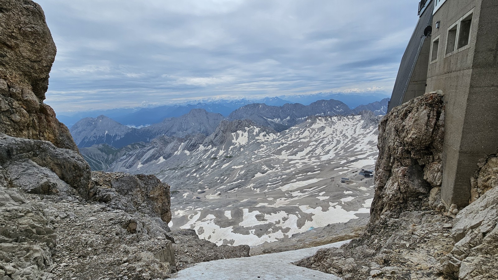 Panorama gór przy zabudowaniach na Zugspitze
