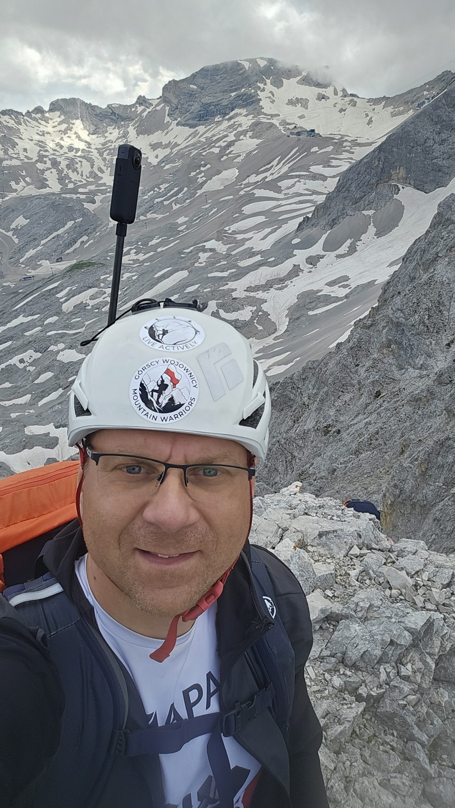 Leszek podczas dalszego przejścia po skałach