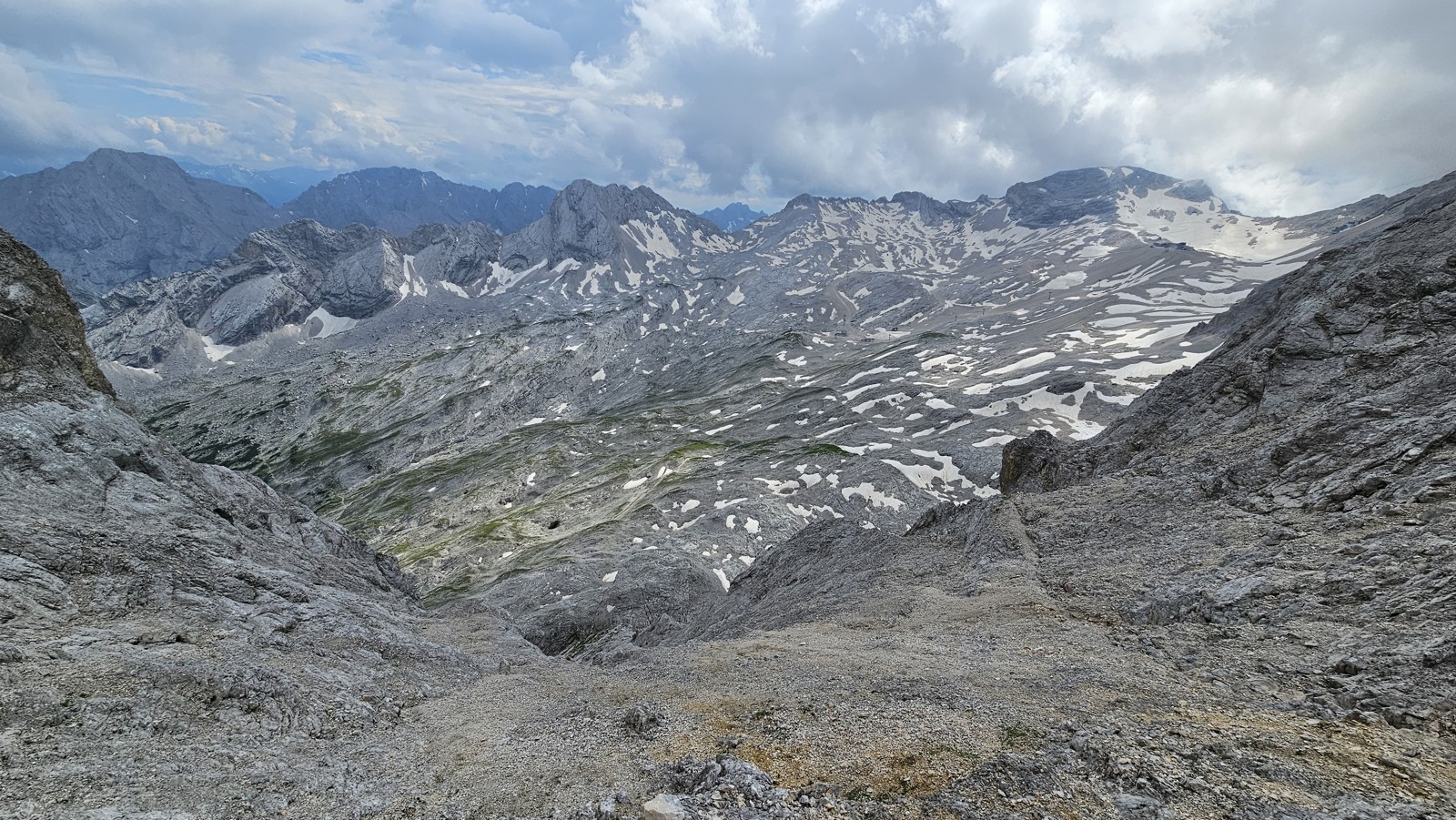 Panorama skał i śniegu poniżej grani