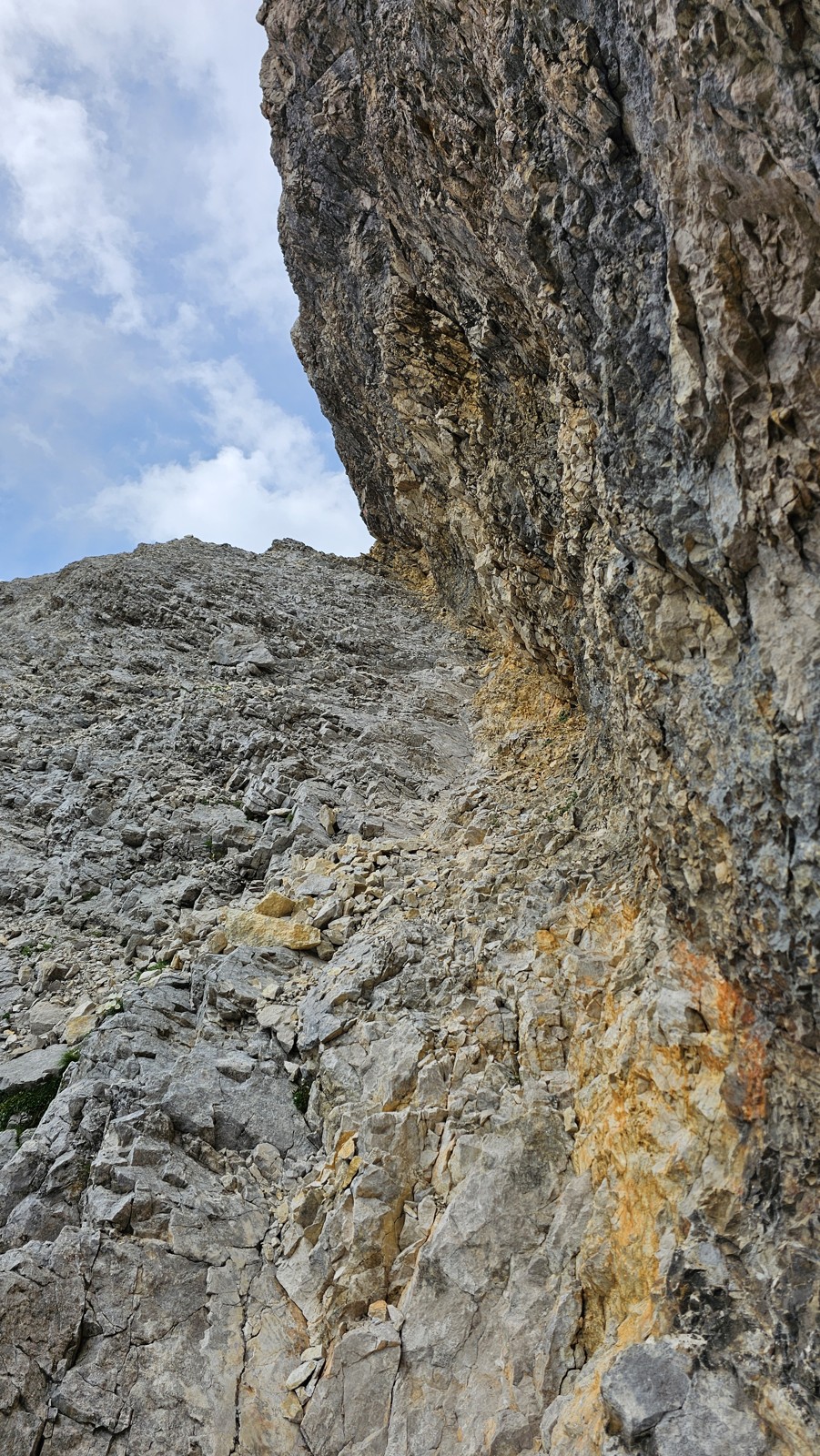 Wąskie przejście między skalnymi ścianami