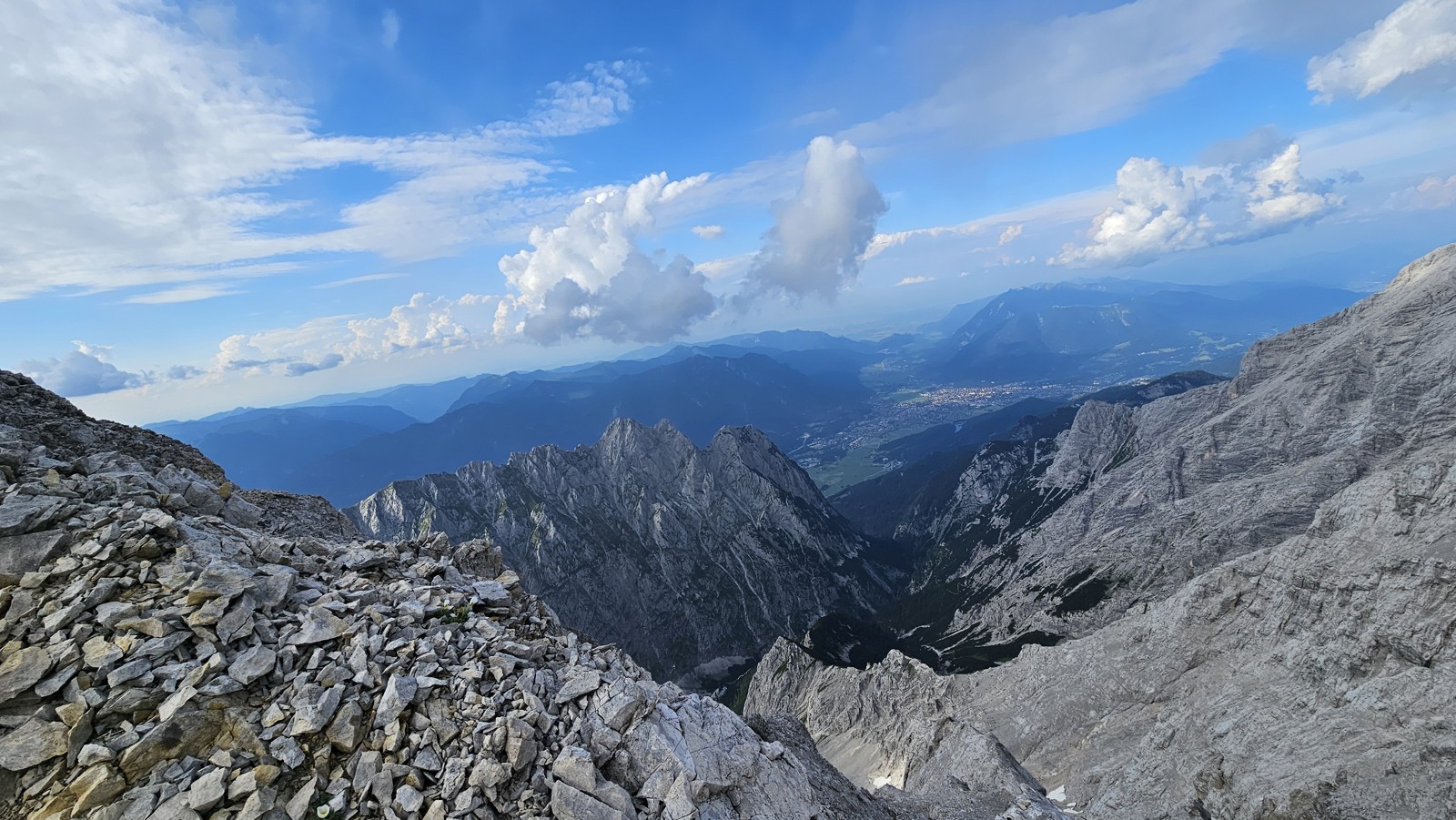 Panorama stromych ścian i głębokiej doliny