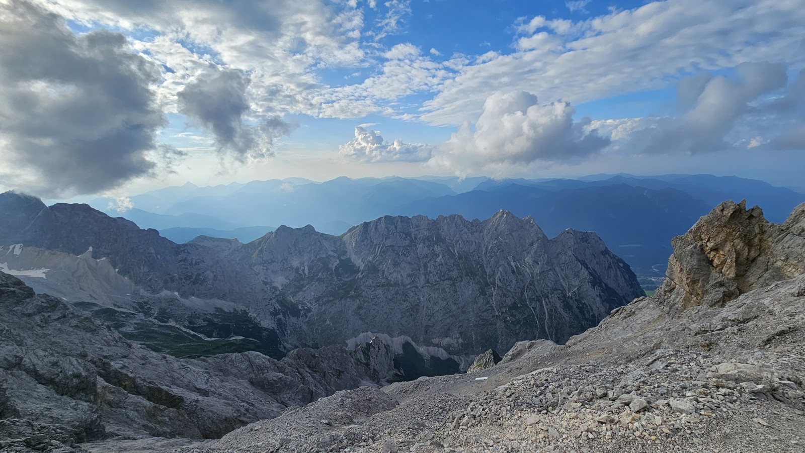 Wieczorne światło nad dalszą częścią grani