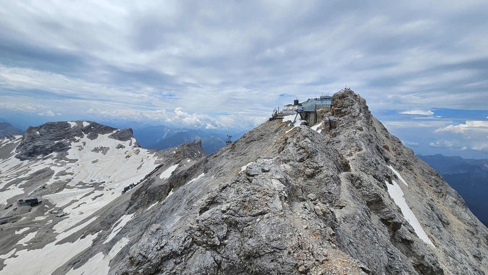 Widok na Zugspitze i szczytowe zabudowania z początku Grani Jubileuszowej — lipiec 2024