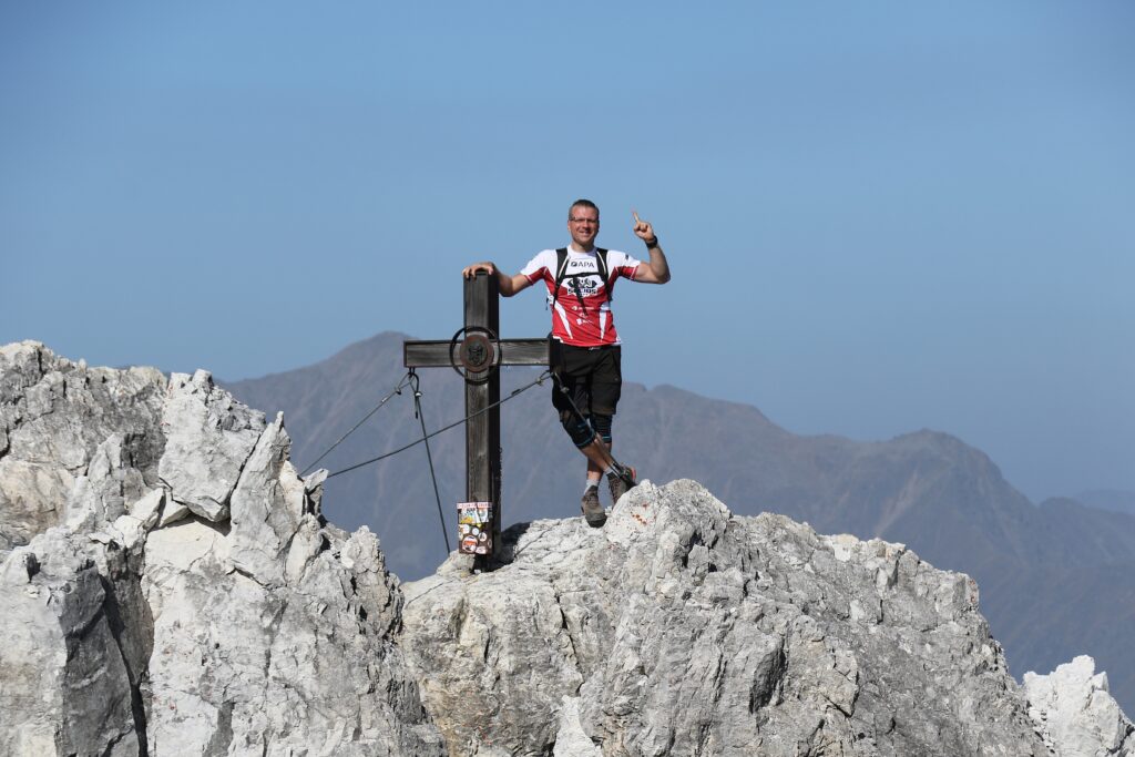 Leszek Piszczyk na szczycie Elfer podczas projektu Seven Summits Stubai