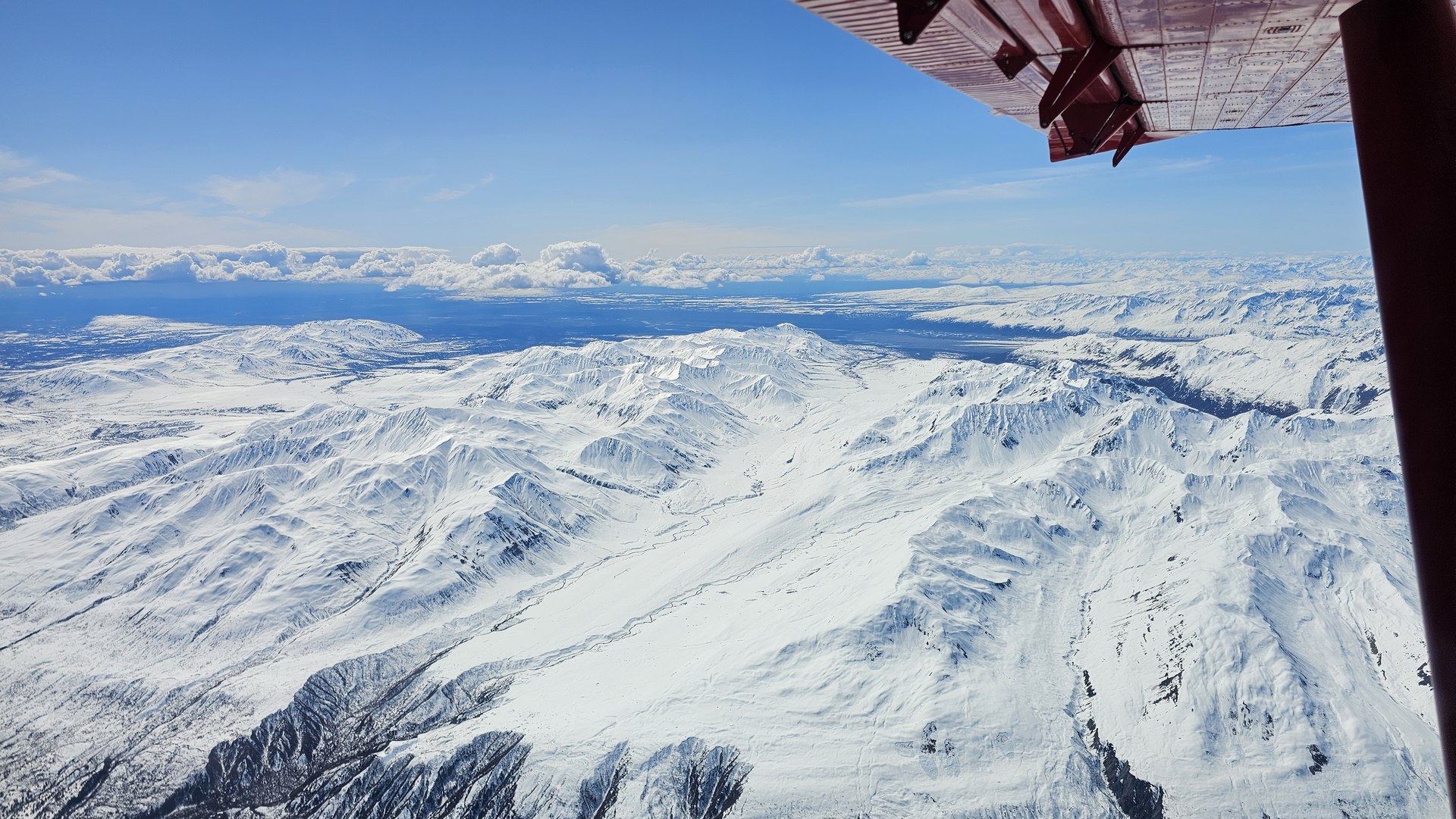 Ośnieżone góry Alaski widziane z samolotu podczas wyprawy na Denali (McKinley)