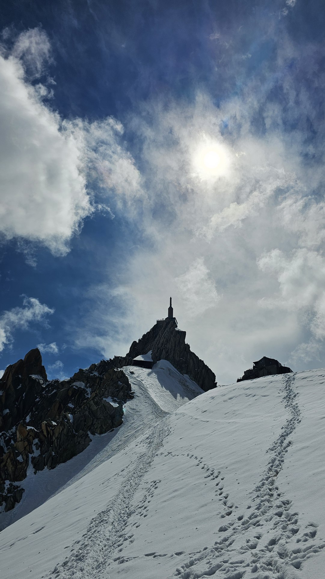 Śnieżne zbocza masywu Mont Blanc