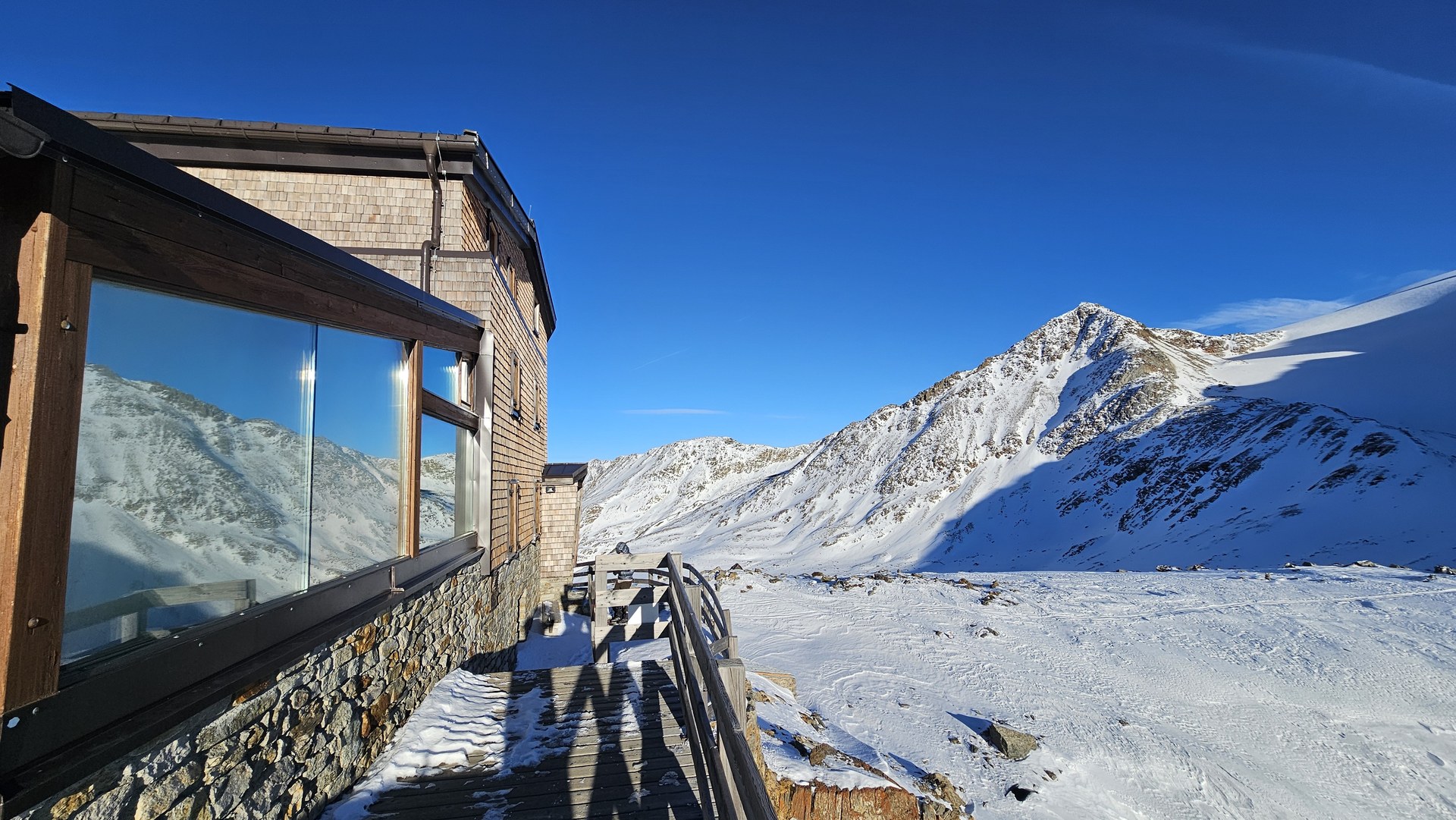 Zimowa panorama z tarasu Similaunhütte