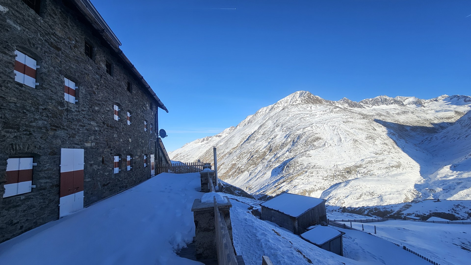 Martin-Busch-Hütte w zimowym krajobrazie