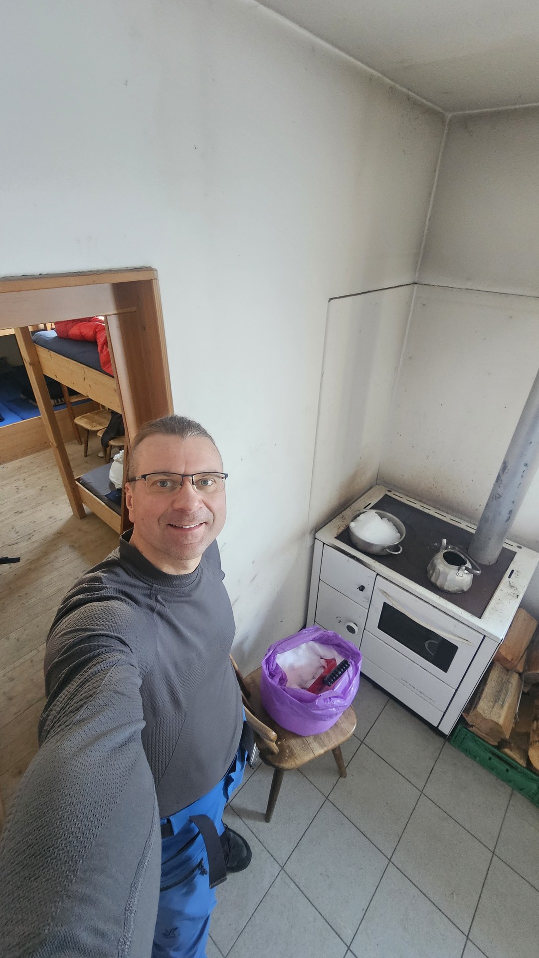 Leszek w kuchni zimowego schronu
