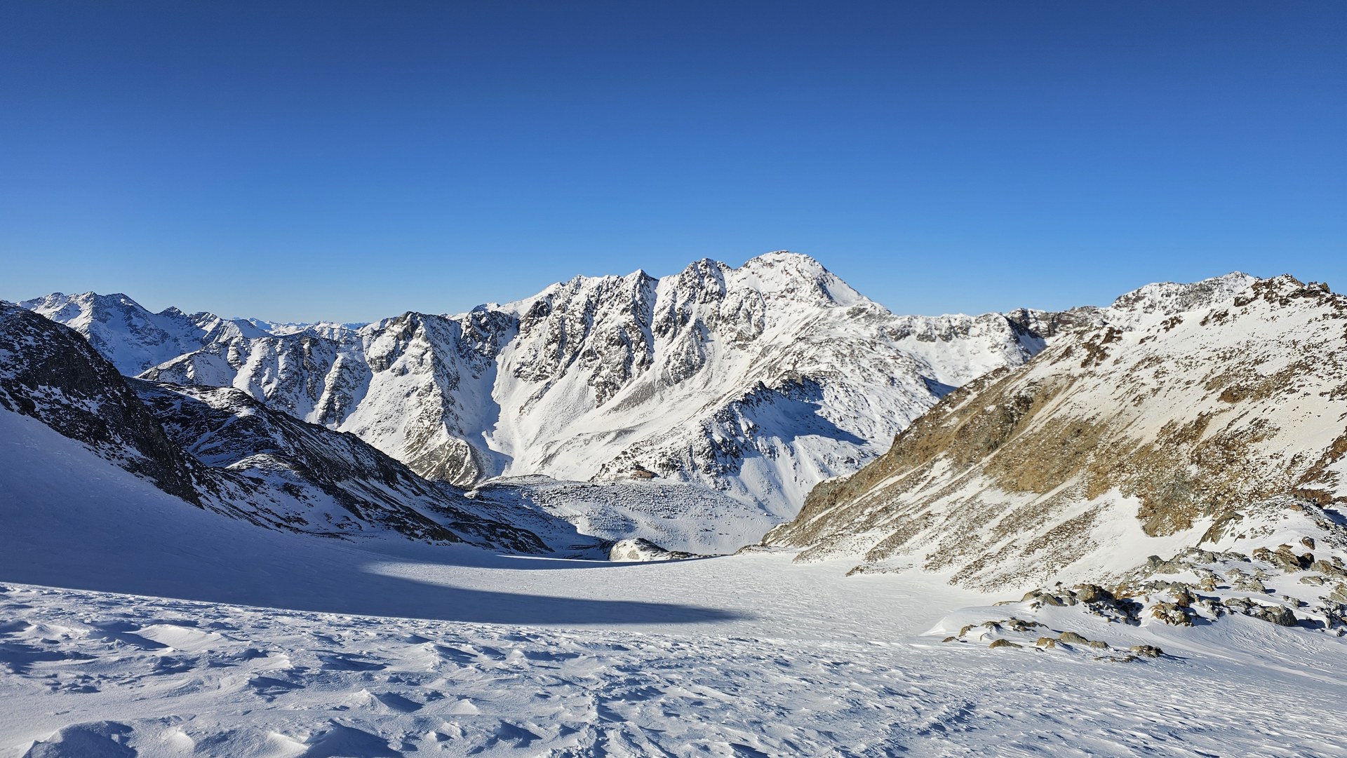 Panorama gór podczas skiturowej wyprawy