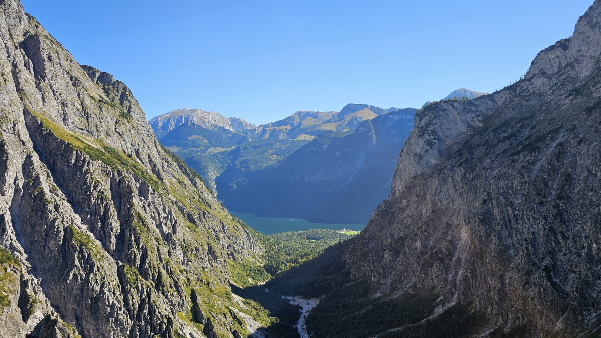 Widok w dolinę ze wschodniej ściany Watzmanna