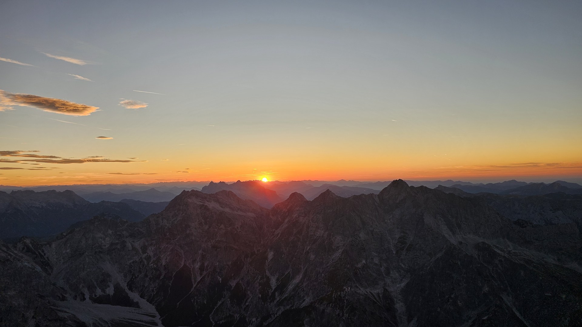 Górska panorama o zachodzie słońca