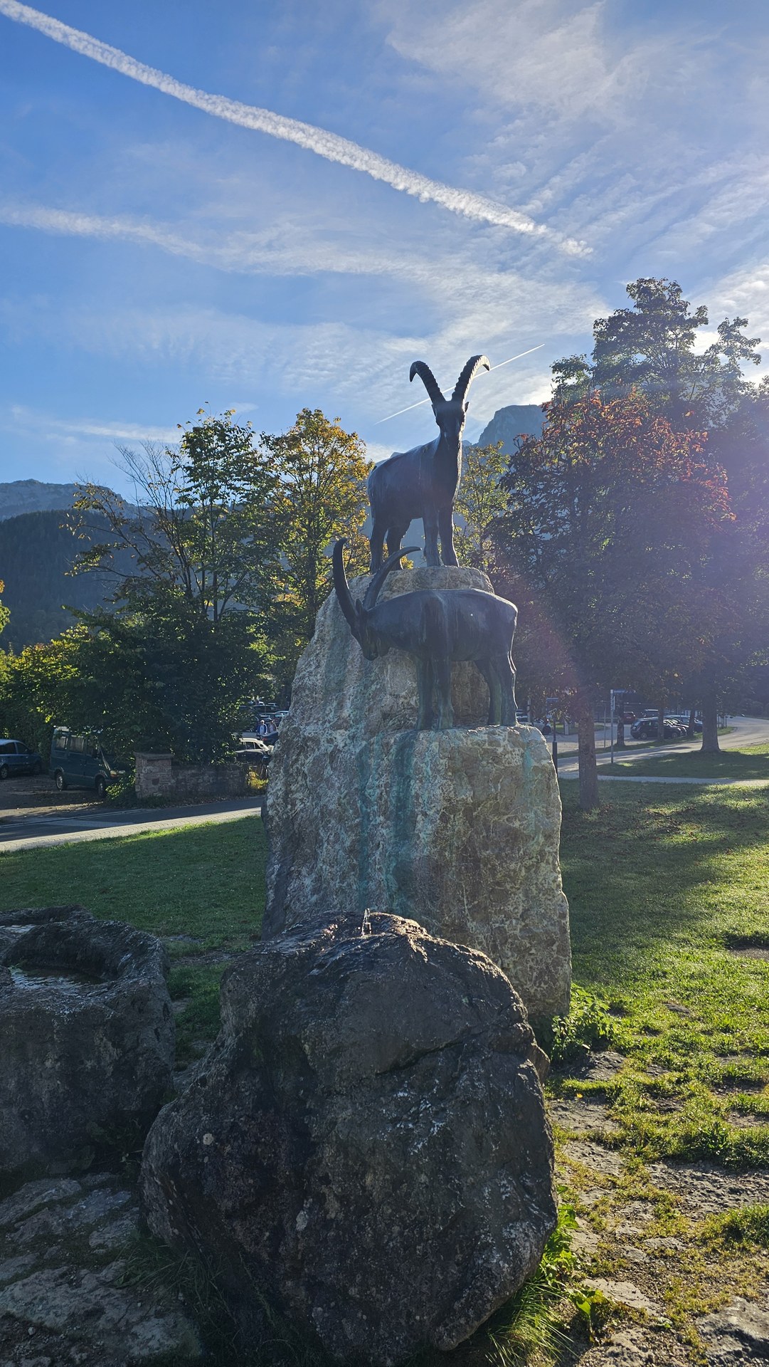 Drewniana rzeźba przy szlaku podczas zejścia